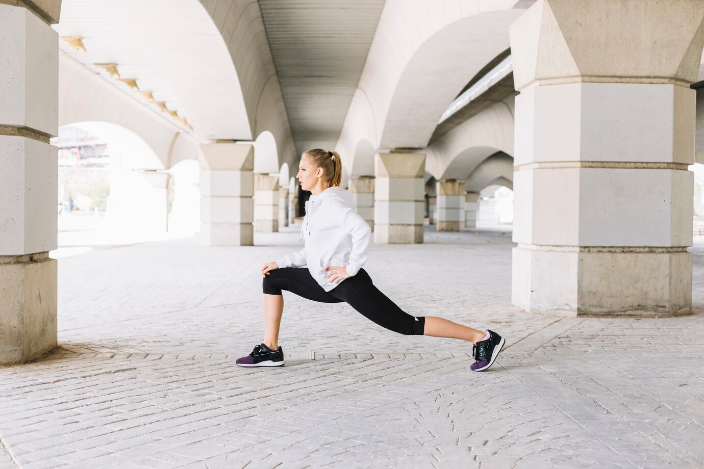 woman doing lunges